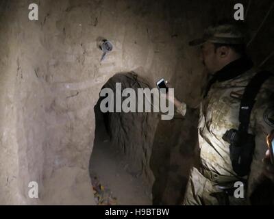 (161123) -- BASHIQA (Iraq), nov. 23, 2016 (Xinhua) -- Un Peshmerga curdo fighter passeggiate nel tunnel una volta utilizzato da uno Stato islamico (SI) militanti a Bashiqa frontline a nord-est di Mosul nel nord Iraq, nov. 22, 2016. Supportato da Peshmerga curdo i combattenti di truppe irachene sono iniziate le operazioni del mese scorso a riprendere di Mosul. Le operazioni militari rallentato come i militanti è usato i civili come scudi umani. (Xinhua/Khalil Dawood) (zjy) Foto Stock