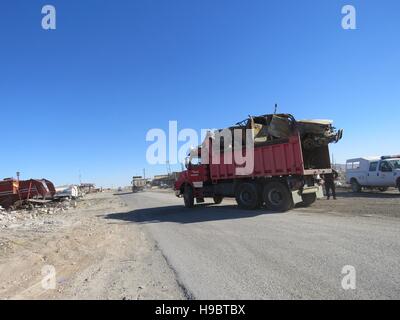 (161123) -- BASHIQA (Iraq), nov. 23, 2016 (Xinhua) -- Peshmerga curdo fighters spostare il relitto di un auto bomba utilizzato da uno Stato islamico (SI) militanti a Bashiqa frontline a nord-est di Mosul nel nord Iraq, nov. 22, 2016. Supportato da Peshmerga curdo i combattenti di truppe irachene sono iniziate le operazioni del mese scorso a riprendere di Mosul. Le operazioni militari rallentato come i militanti è usato i civili come scudi umani. (Xinhua/Khalil Dawood) (zjy) Foto Stock