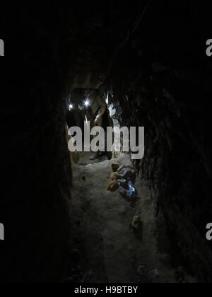 (161123) -- BASHIQA (Iraq), nov. 23, 2016 (Xinhua) -- Un Peshmerga curdo fighter passeggiate nel tunnel una volta utilizzato da uno Stato islamico (SI) militanti a Bashiqa frontline a nord-est di Mosul nel nord Iraq, nov. 22, 2016. Supportato da Peshmerga curdo i combattenti di truppe irachene sono iniziate le operazioni del mese scorso a riprendere di Mosul. Le operazioni militari rallentato come i militanti è usato i civili come scudi umani. (Xinhua/Khalil Dawood) (zjy) Foto Stock