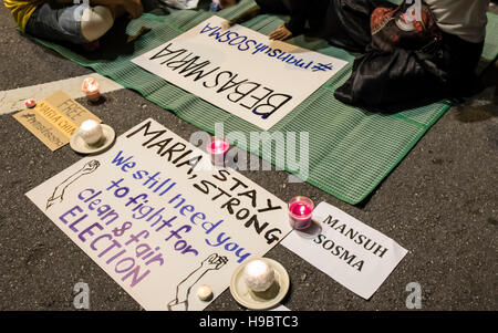 Kuala Lumpur, Malesia. 22 Novembre, 2016. Malaysian Bersih 5 sostenitori raccoglie a Dataran Merdeka a tenere veglie serali per Bersih 5 rally organizzatore Maria mento Abdullah fino a che ella può essere rilasciato dal carcere. Lei è attualmente arrestato sotto SOSMA ( Sicurezza reati (misure speciali) Act 2012 ), dove SOSMA atto è principalmente utilizzato per affrontare il terrorismo dei reati connessi. Credito: Danny Chan/Alamy Live News. Foto Stock