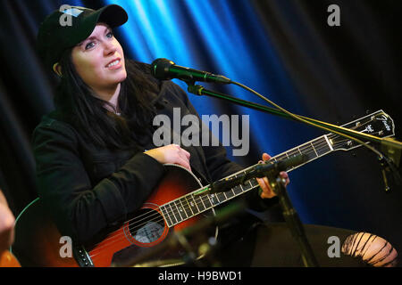 Bala Cynwyd, Pennsylvania, USA. 22 Novembre, 2016. BALA CYNWYD, pa- novembre 22 : K. Flay visita Radio 104,5 performance studio in Bala Cynwyd, pa su Novembre 22, 2016 Photo credit Star Shooter/MediaPunch Credito: MediaPunch Inc/Alamy Live News Foto Stock