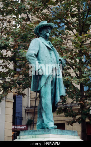 Francia, Bouches du Rhone, Arles, Place du Forum, Frederic Mistral monumento Foto Stock