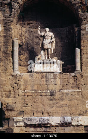 Francia, Provenza, Vaucluse, arancio, Statua di Augusto nell'anfiteatro di Orange Foto Stock