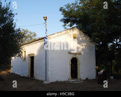 Servizi religiosi alla vecchia chiesa al di sopra di xantati village, Corfù, Grecia Foto Stock