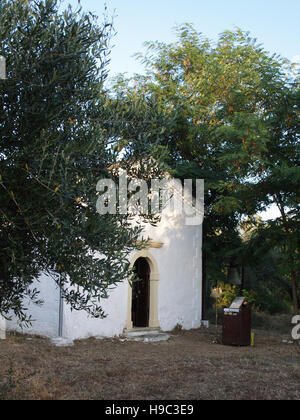 Servizi religiosi alla vecchia chiesa al di sopra di xantati village, Corfù, Grecia Foto Stock