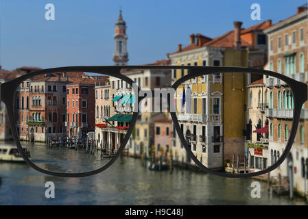 Cancella immagine in bicchieri contro il paesaggio sfocato Foto Stock