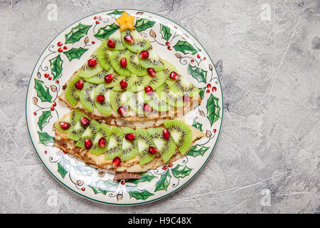 Albero di natale a forma di frittelle dolci crepes per la prima colazione Foto Stock