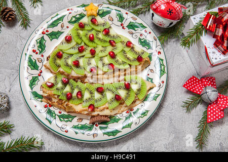 Albero di natale a forma di frittelle dolci crepes per la prima colazione Foto Stock