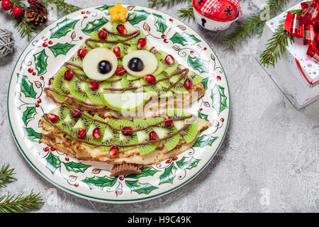 Divertente albero di Natale a forma di frittelle dolci crepes per la prima colazione Foto Stock