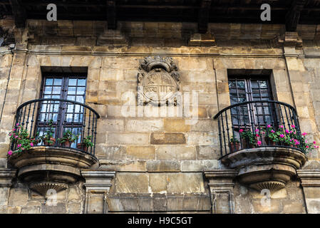 Facciata di una casa tipica del villaggio medievale di santillana del mar in Cantabria, SPAGNA Foto Stock