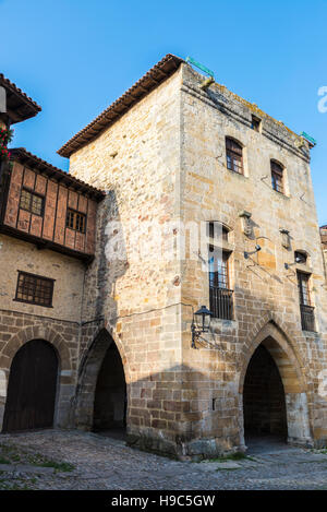 Facciata di un vecchio edificio storico del borgo medievale di santillana del mar in Cantabria, SPAGNA Foto Stock