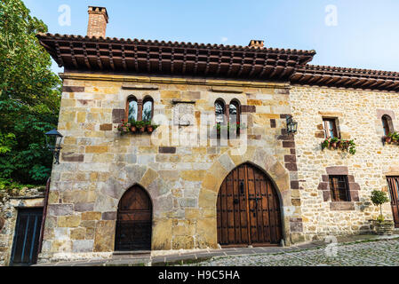 Facciata di un vecchio edificio storico del borgo medievale di santillana del mar in Cantabria, SPAGNA Foto Stock