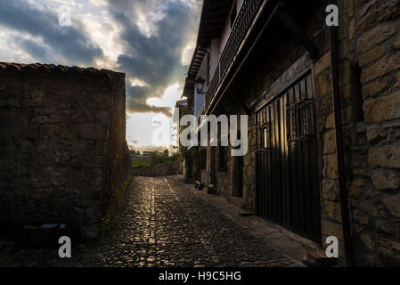 Street nel centro storico del borgo medievale di santillana del mar in Cantabria, SPAGNA Foto Stock