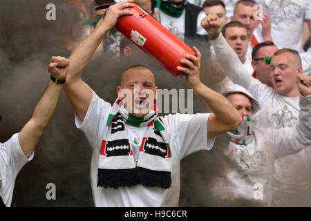 Legia Warszawa tifosi Ultras azienda estintore in una nuvola di fumo a PGE Narodowy stadium di Varsavia Foto Stock