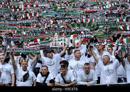 Legia Warszawa tifosi mantenendo la ventola sciarpe a PGE Narodowy stadium di Varsavia Foto Stock