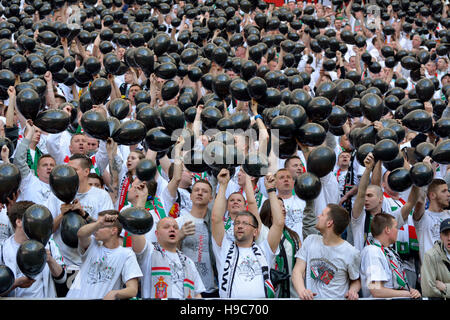 Legia Warszawa fans holding palloncini neri a PGE Narodowy stadium di Varsavia Foto Stock