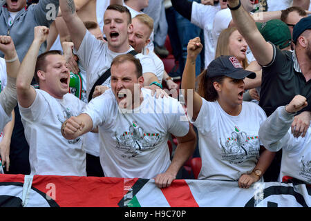 Legia Warszawa ventole alla PGE Narodowy stadium di Varsavia, durante la lucidatura finale di Coppa Legia Warszawa vs Lech Poznan. Foto Stock