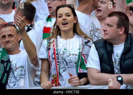 Legia Warszawa ventole alla PGE Narodowy stadium di Varsavia, durante la lucidatura finale di Coppa Legia Warszawa vs Lech Poznan. Foto Stock