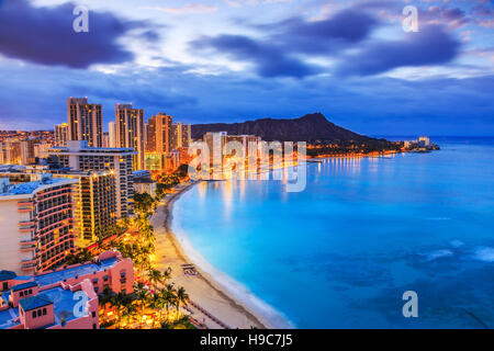 Honolulu, Hawaii. Skyline di Honolulu, Diamond Head vulcano compresi gli alberghi ed edifici sulla spiaggia di Waikiki. Foto Stock