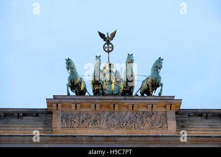 Porta di Brandeburgo Quadriga carro, quattro cavalli, croce di ferro durante la notte Berlino Germania UE KATHY DEWITT Foto Stock