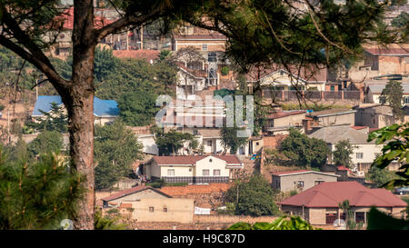 Case di Kigali impilati su sulla parte superiore dell'altro lungo il paesaggio collinare della città Foto Stock