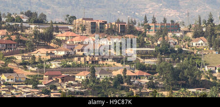 Case di Kigali impilati su sulla parte superiore dell'altro lungo il paesaggio collinare della città Foto Stock