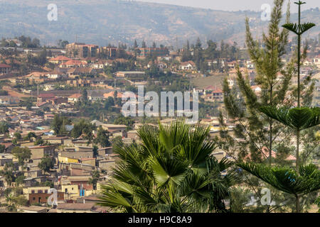 Case di Kigali impilati su sulla parte superiore dell'altro lungo il paesaggio collinare della città Foto Stock