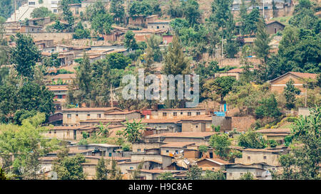 Case di Kigali impilati su sulla parte superiore dell'altro lungo il paesaggio collinare della città Foto Stock