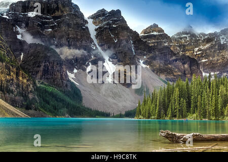 Il bello di color turchese del lago Mourane contro lo sfondo delle montagne maestose delle Montagne Rocciose Canadesi Foto Stock