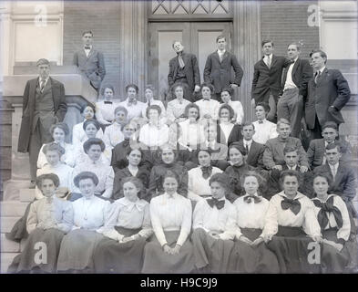 Antique c1900 fotografia, gruppo di college-età giovani uomini e donne. Posizione sconosciuta, probabilmente midwest (Indiana o Ohio), STATI UNITI D'AMERICA. Fonte: originale negativo fotografico. Foto Stock