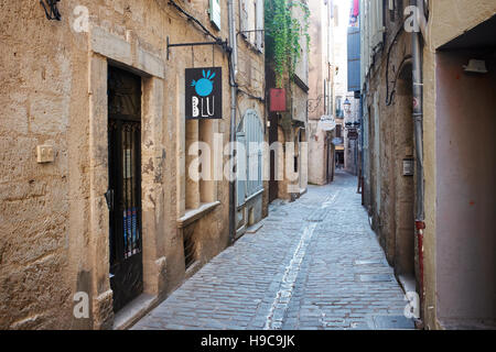 Una scena di strada nel centro storico della città di Pézenas, Francia Foto Stock