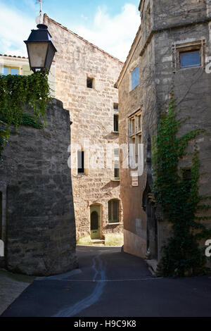 Una scena di strada nel centro storico della città di Pézenas, Francia Foto Stock