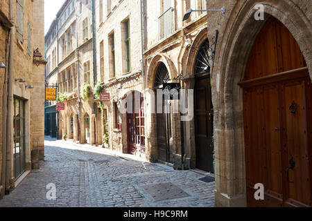 Una scena di strada nel centro storico della città di Pézenas, Francia Foto Stock