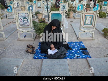 Ritratto di un sciita iraniano lutto madre nel giardino di rose del cimitero dei martiri, provincia di Isfahan, Isfahan, Iran Foto Stock