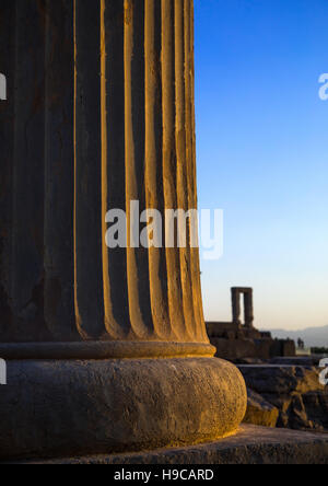 Antiche colonne di gate di tutte le nazioni di Persepolis, far provincia, Marvdasht, Iran Foto Stock