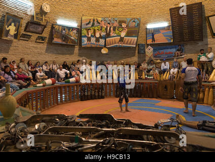 Gli uomini della formazione a saheb un zaman zurkhaneh club in un ex serbatoio acqua, Yazd provincia, Yazd, Iran Foto Stock