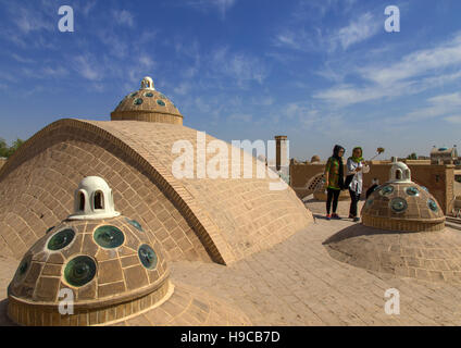 I turisti cinesi tenendo selfie su sultan amir ahmad bathhouse terrazza, provincia di Isfahan, Kashan, Iran Foto Stock