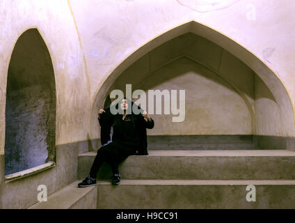 Donna iraniana in karim khan fort bagno, far provincia, Shiraz, Iran Foto Stock