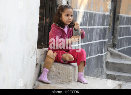 Rifugiato siriano Shahad Muhammed nour Al Mubarak, 6, con una nuova gamba protesico presso un centro di riabilitazione fisica in Sanliurfa, a sud est della Turchia, gestito da basata nel Regno Unito la carità Muntada aiuto in partenariato con gli aiuti alla Turchia. Shahad ha perso la gamba destra in un'esplosione al di fuori la sua casa di Aleppo il 27 novembre 2013, in cui il suo fratello era stato ucciso. Quattro mesi più tardi è fuggita con la madre, nonno e tre fratelli superstiti alla Turchia, dove il costo in corso di trattamento e nuove protesi che devono essere sostituiti ogni tre mesi come Shahad cresce, erano un ceppo sulla famiglia finan Foto Stock