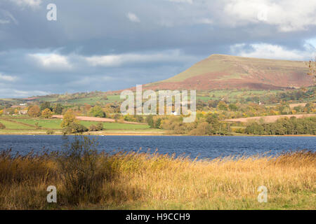Autunno sul lago Llangorse, 'Llyn Syfaddon' e Mynydd Llangorse montagna, Parco Nazionale di Brecon Beacons, Wales, Regno Unito Foto Stock
