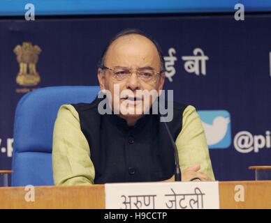 Unione indiana il Ministro delle finanze e degli Affari sociali, Arun Jaitley durante una conferenza stampa sulla valuta indiana Novembre 12, 2016 a New Delhi, India. Foto Stock