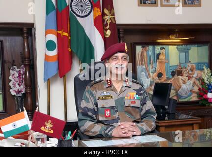 Indian Lt. Gen. Manoj Kumar Unni sorrisi dopo essere diventato il direttore generale delle Forze Armate Servizi medici Luglio 01, 2016 a New Delhi, India. Foto Stock