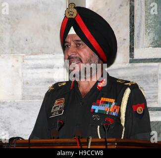 Indian direttore generale delle operazioni militari Lt. Gen. Ranbir Singh durante un briefing su un attacco terroristico all esercito e Camp Settembre 18, 2016 in Uri, Jammu e Kashmir in India. Foto Stock