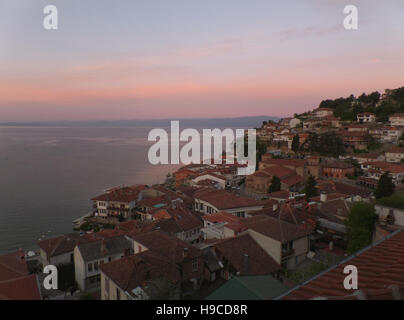 La città sulle rive del lago di Ohrid in una splendida mattina cielo rosa, Macedonia Foto Stock