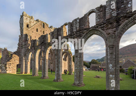 Nel tardo pomeriggio luce su Llanthony Priory tower e navata unica nella valle di Ewyas, Parco Nazionale di Brecon Beacons, South Wales, Regno Unito Foto Stock
