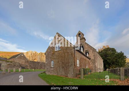 Nel tardo pomeriggio la luce oltre la chiesa di St David's, Llanthony Priory, Vale of Ewyas, Parco Nazionale di Brecon Beacons, Galles del Sud Foto Stock