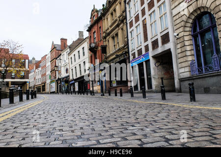 Negozi chiusi e bar nel tessuto nella zona Hall di Newcastle upon Tyne, England, Regno Unito Foto Stock