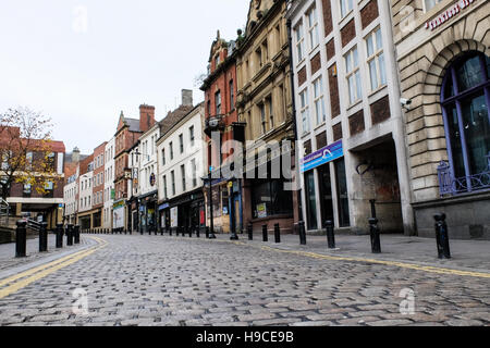 Negozi chiusi e bar nel tessuto nella zona Hall di Newcastle upon Tyne, England, Regno Unito Foto Stock