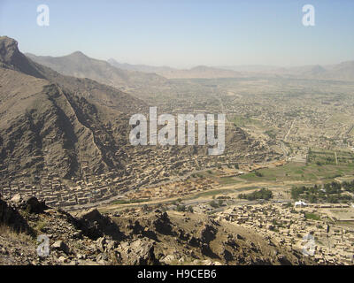 28 maggio 2004 visto dalla cima delle alture di Asmai (collina della TV): Una vista aerea di Kabul, Afghanistan, guardando a sud. Foto Stock