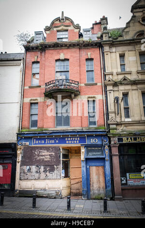 Negozi chiusi e bar nel tessuto nella zona Hall di Newcastle upon Tyne, England, Regno Unito Foto Stock